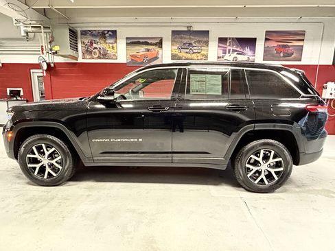 Certified 2025 Jeep Grand Cherokee Limited AWD/4WD image 2