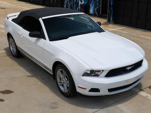 Used 2010 Ford Mustang Convertible RWD image 15