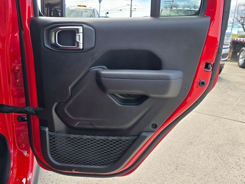Used 2025 Jeep Wrangler Unlimited Rubicon 4xe w/ Convenience Group AWD/4WD image 23