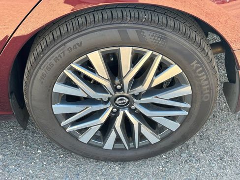 Used 2025 Nissan Altima 2.5 SV FWD image 9