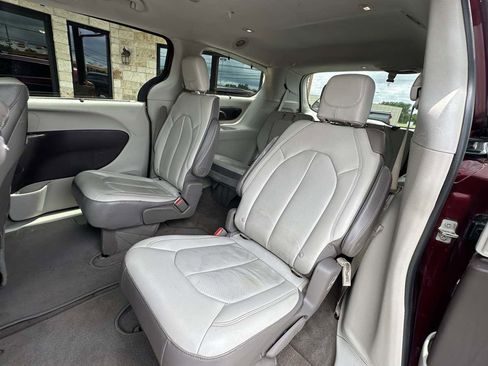 Used 2017 Chrysler Pacifica Touring-L Plus w/ Advanced Safetytec Group FWD image 7