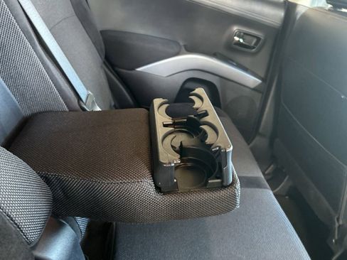 Used 2011 Mitsubishi Outlander SE image 26