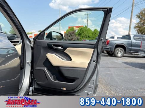 Used 2025 Toyota Highlander XLE AWD/4WD image 38