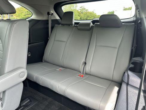 Used 2024 Toyota Highlander XLE AWD/4WD image 32