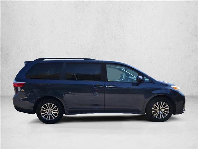 Used 2019 Toyota Sienna XLE w/ XLE Navigation Package FWD image 4