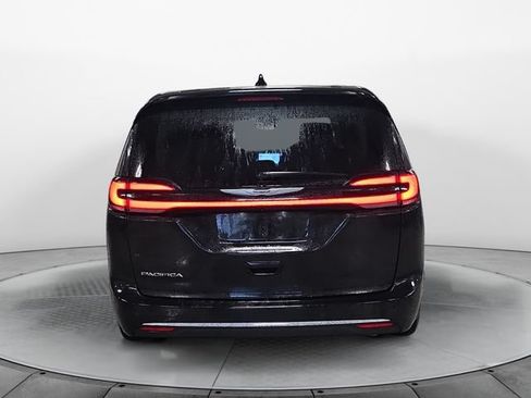 Used 2024 Chrysler Pacifica Touring-L FWD image 4