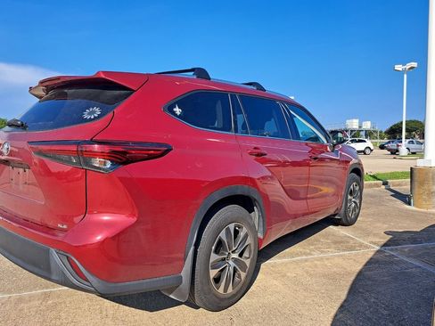 Used 2021 Toyota Highlander XLE FWD image 3