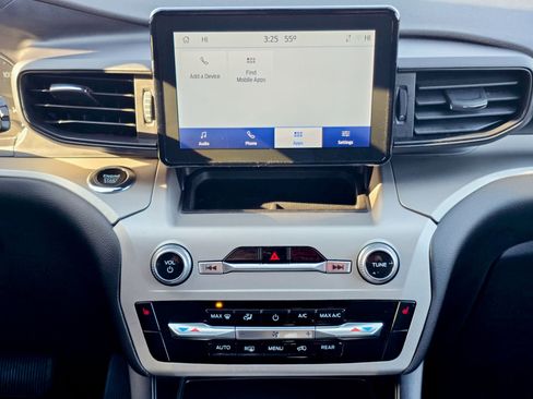 Used 2023 Ford Explorer XLT image 38