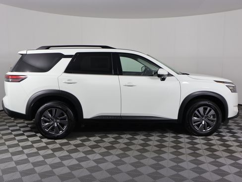 Used 2025 Nissan Pathfinder SV image 5