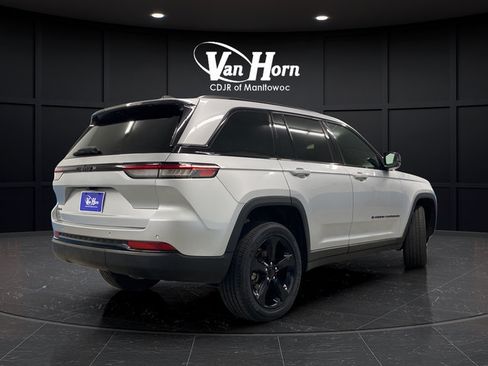 Used 2023 Jeep Grand Cherokee Altitude AWD/4WD image 3