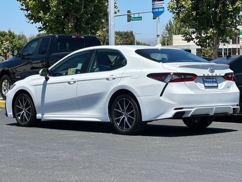 Used 2023 Toyota Camry SE FWD image 3