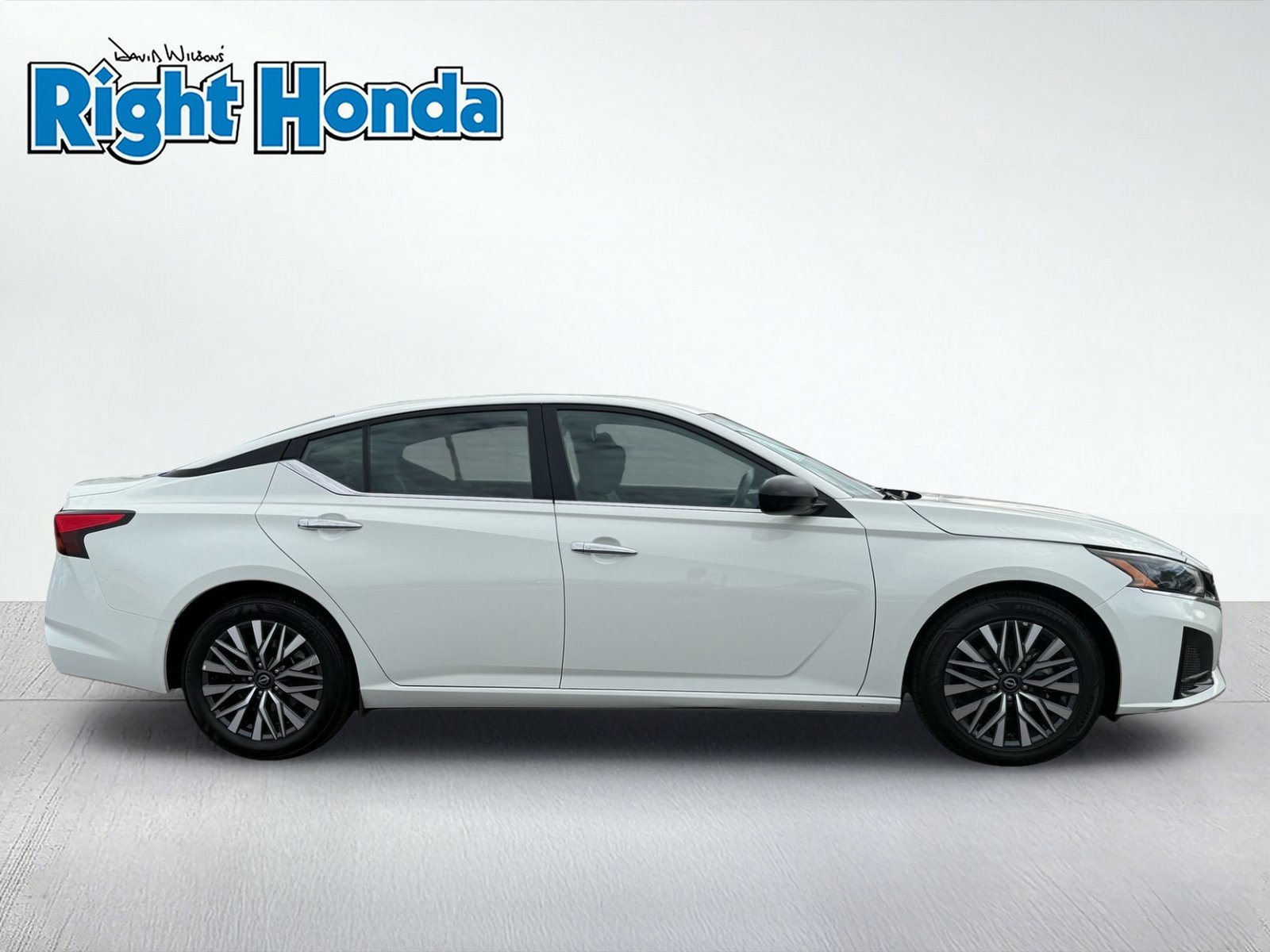 Used 2025 Nissan Altima 2.5 SV FWD image 9