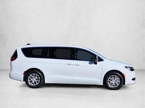 New 2026 Chrysler Voyager LX image 5