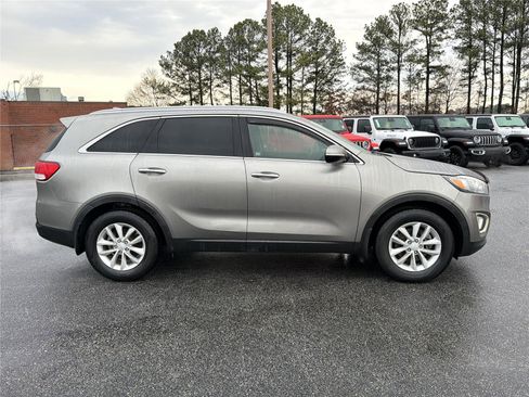 Used 2016 Kia Sorento LX w/ LX Convenience Package image 4