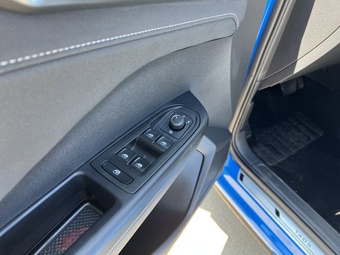 Certified 2025 Volkswagen Taos SE image 14