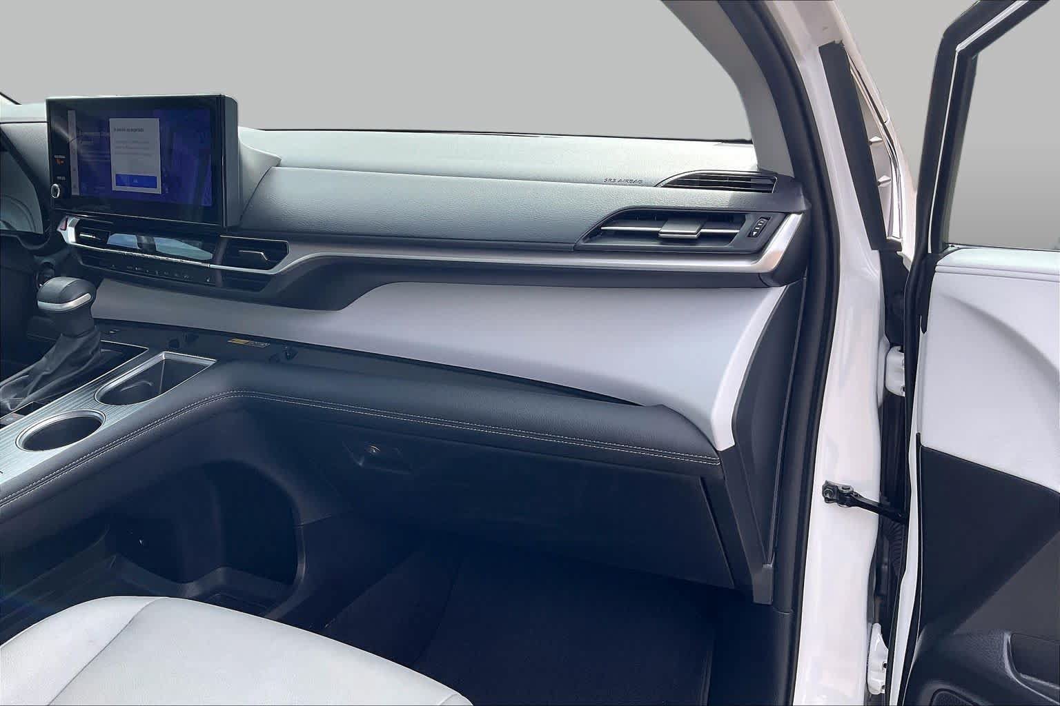 Used 2025 Toyota Sienna XLE FWD image 17