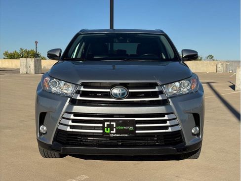 Used 2018 Toyota Highlander XLE image 2