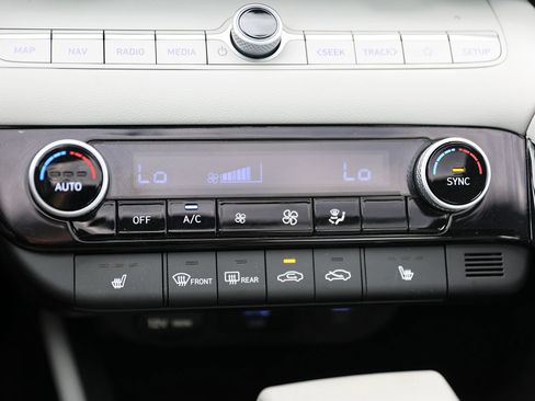Certified 2025 Hyundai Elantra Limited FWD image 24