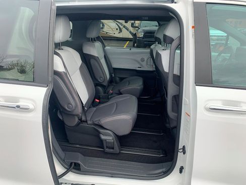 Used 2024 Toyota Sienna XSE FWD image 18