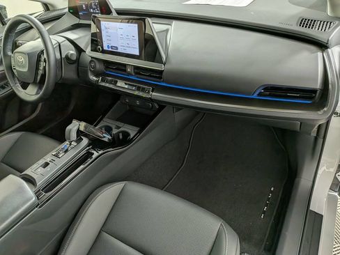 Used 2025 Toyota Prius FWD image 28