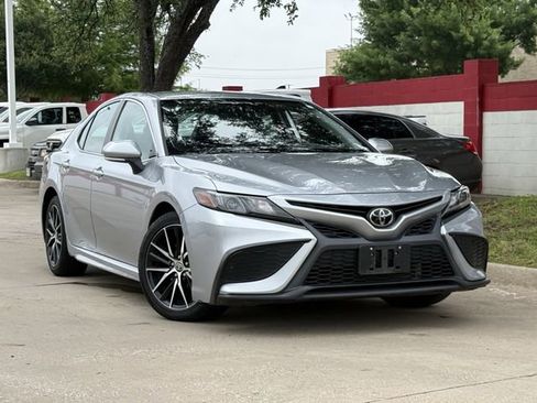 Used 2024 Toyota Camry SE FWD image 2