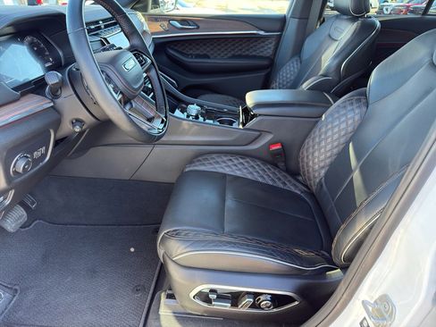 Used 2025 Jeep Grand Cherokee Summit image 11