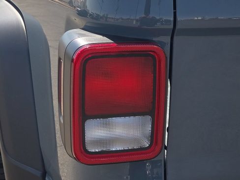 Used 2024 Jeep Gladiator Sport AWD/4WD image 9