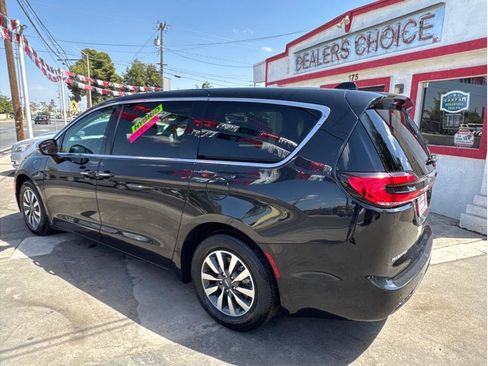 Used 2023 Chrysler Pacifica Limited FWD image 2