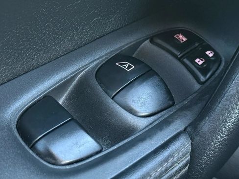Used 2017 Nissan Rogue SV FWD image 23