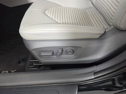 Used 2020 Toyota Camry SE FWD image 16
