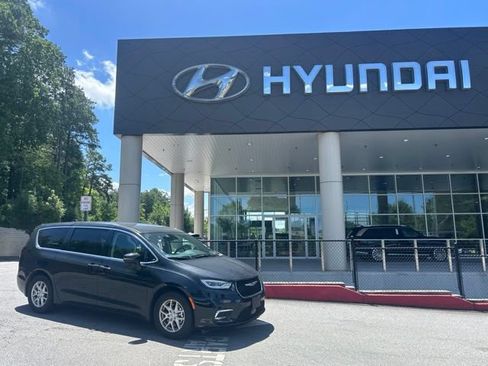 Used 2023 Chrysler Pacifica Touring-L FWD image 1
