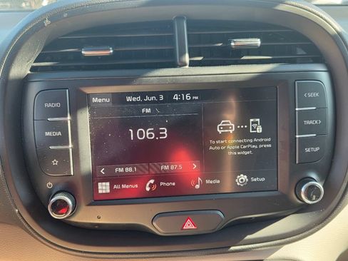 Used 2025 Kia Soul LX w/ LX Technology Package FWD image 18