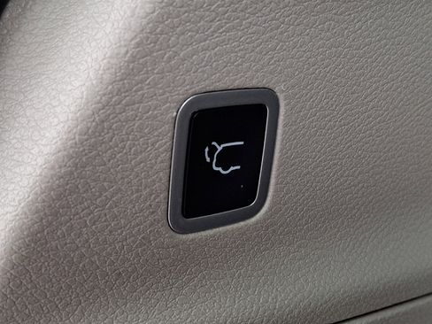 Used 2024 Chrysler Pacifica Touring-L image 32