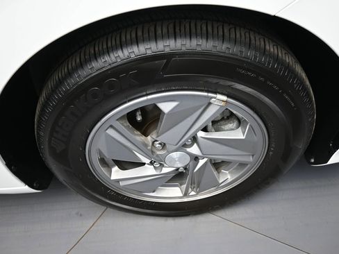 Certified 2025 Hyundai Elantra SE image 13