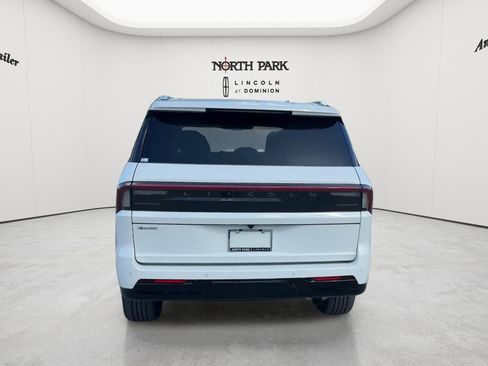 New 2027 Lincoln Navigator Reserve RWD image 4