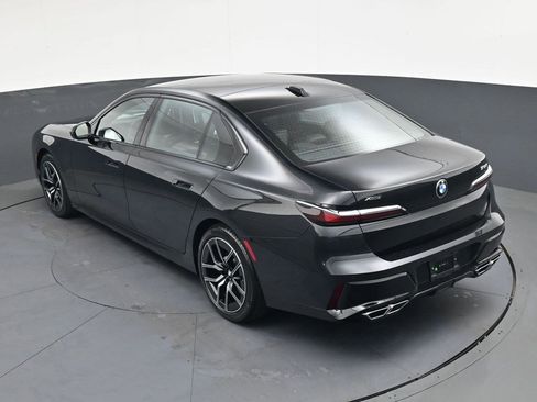 Used 2025 BMW 760i xDrive w/ Luxury Rear Seating Package image 21