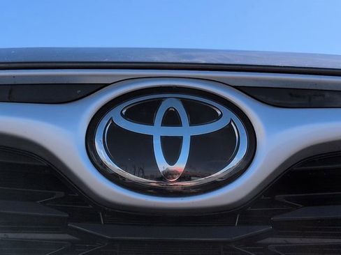 Used 2023 Toyota Highlander LE image 28