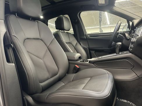 Certified 2025 Porsche Macan image 22