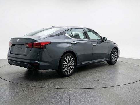 Used 2025 Nissan Altima 2.5 SV FWD image 9