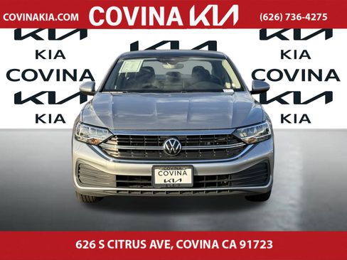 Used 2024 Volkswagen Jetta SE w/ Panoramic Sunroof Package image 3