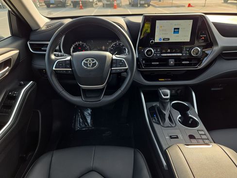 Used 2025 Toyota Highlander XLE FWD image 29
