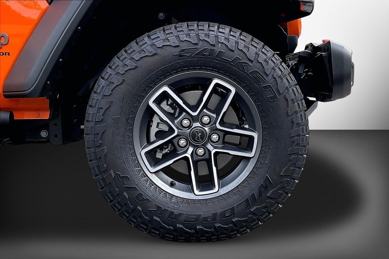 Certified 2025 Jeep Gladiator Mojave w/ Convenience Group AWD/4WD image 33