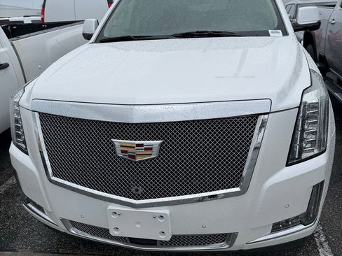 Used 2019 Cadillac Escalade Premium Luxury image 2