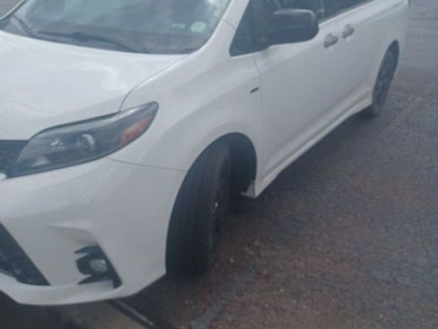 Used 2020 Toyota Sienna SE Premium w/ Nightshade Edition image 1