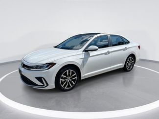 Used 2025 Volkswagen Jetta SE image 1