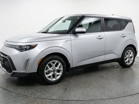 Used 2025 Kia Soul LX w/ LX Technology Package FWD image 3