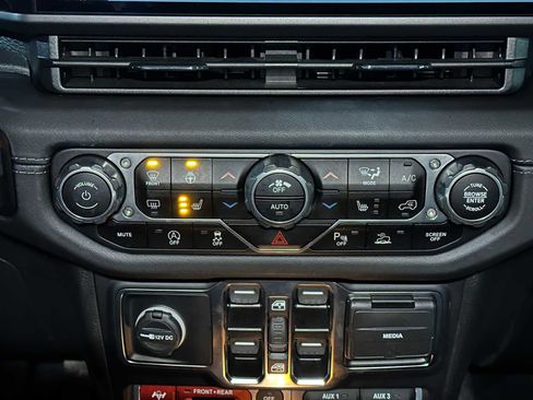 Used 2024 Jeep Wrangler Unlimited Rubicon w/ Capability Package image 29