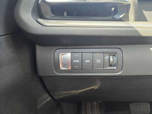 Used 2025 Chevrolet Traverse LT image 21