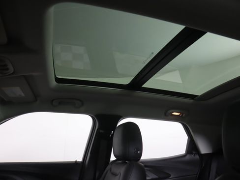 Used 2022 Chevrolet TrailBlazer LT w/ Sun and Liftgate Package image 21