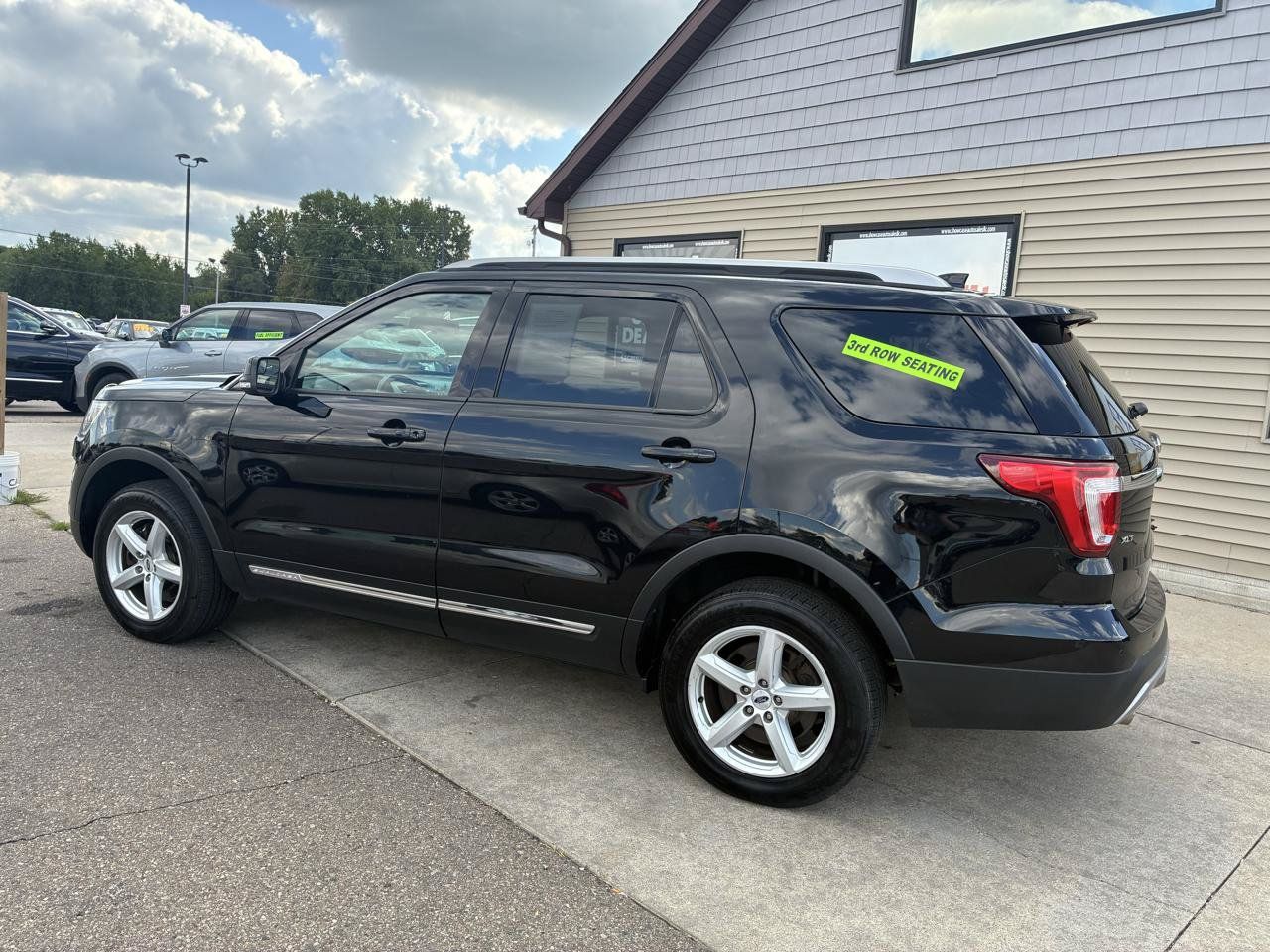 Used 2017 Ford Explorer XLT AWD/4WD image 8